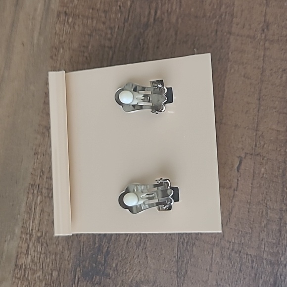 VINTAGE Clear Lucite Clip Earrings - Picture 2 of 2